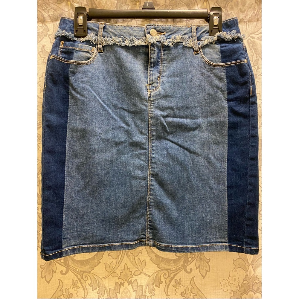 Black Daisy two-tone jean skirt. Brand new never worn.